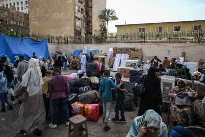 Refugiados sudaneses se reúnen en El Cairo en un punto de encuentro para los autobuses organizados para su retorno voluntario de Egipto a Sudán, el 12 de abril de 2025.