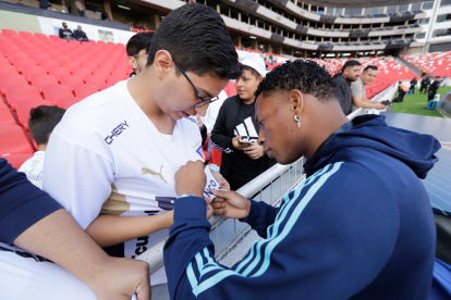Gonzalo Plata firmó autógrafos a los hinchas presentes en el estadio Rodrigo Paz.