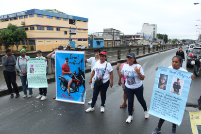 Familia de Israel Abad hizo un plantón para que continúen las búsquedas.