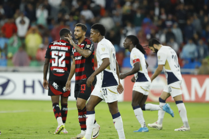 Los jugadores de Liga de Quito y su frustración tras el empate en casa ante Flamengo.