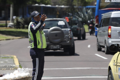 Un agente de tránsito en una zona del norte de Quito. Hay alrededor de 1.800 agentes civiles de tránsito.