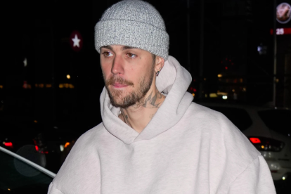 Justin Bieber fue captado en Coachella 2025 con un comportamiento que preocupa a sus seguidores en redes sociales.