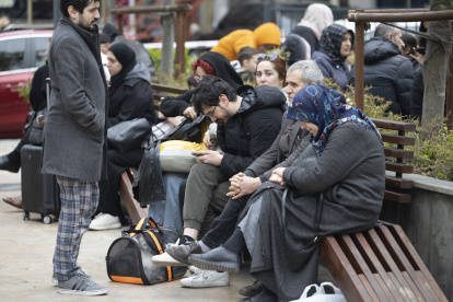 Personas con sus pertenencias sentadas en un parque tras un potente terremoto en Estambul, Turquía, este miércoles 23 de abril de 2025.