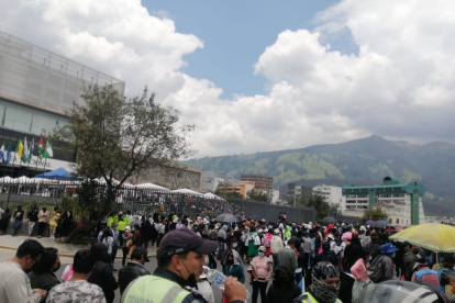 Durante el simulacro, cientos de personas evacúan los edificios de la Asamblea, Contraloría, Ministerio de Trabajo y Defensoría.