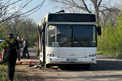 Un autobús dañado tras un ataque con drones en la localidad de Marhanets, región de Dnipropetrovsk, en el marco de la invasión rusa de Ucrania, el 23 de abril de 2025.