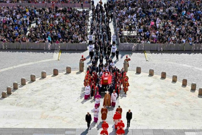 El féretro del papa Francisco llegando a la Basílica de San Pedro.
