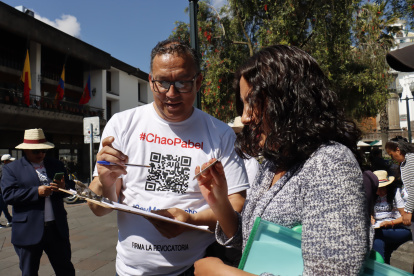 Ciudadanos acudieron a la Plaza Grande para firmar por la revocatoria del alcalde de Pabel Muñoz