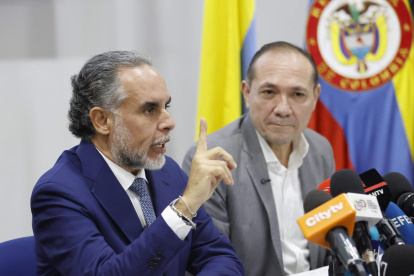 Los ministros colombianos de Interior Armando Bendetti (i) y de Trabajo Antonio Sanguino hablan en la presentación de las preguntas que serán incluidas en la consulta popular, este martes en Bogotá (Colombia).
