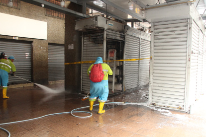 Un incendio consumió la parte interior de un quiosco en la Bahía de Guayaquil, este miércoles 23 de abril.