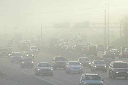 Fotografía sin fecha cedida por la Asociación Americana del Pulmón (ALA) donde aparecen unos autos circulando entre humo durante la hora punta en Los Ángeles, California (EE.UU.).