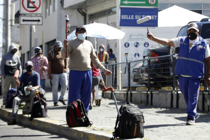 Personas ofrecen sus servicios en las calles, ante la falta de empleo.