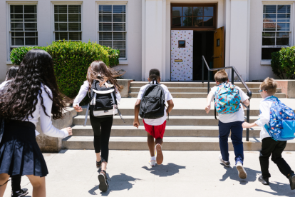 La nueva normativa en Ecuador prohíbe grabar a los estudiantes sin el consentimiento de sus representantes legales, protegiendo su privacidad.
