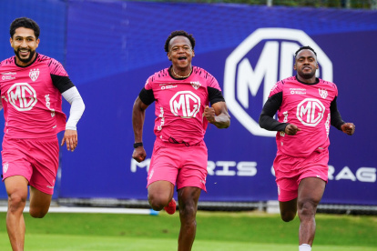 Jugadores del Independiente del Valle cumplen una prueba de velocidad durante una sesión de entrenamiento.