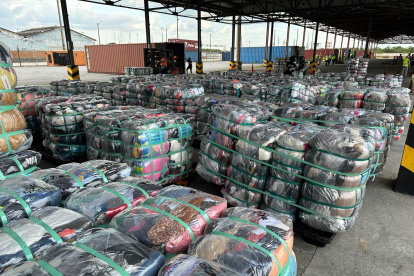 En el Puerto de Guayaquil las autoridades descubren un contrabando de ropa usada.