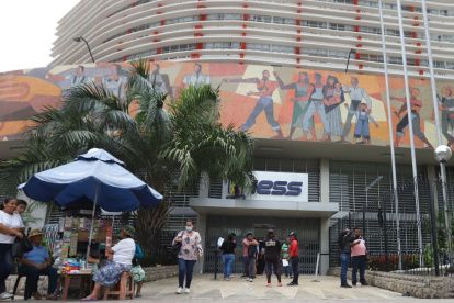 Fachada del IESS en Guayaquil, institución que ratificó su compromiso con la sostenibilidad del sistema sin modificar la edad de jubilación.