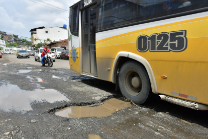Baches. Uno de los reclamos que más resuena en Durán está ligado al estado en el que se encuentran las calles: minadas, con huecos por doquier y enormes. La mayoría, denuncian, llevan más de seis meses a la vista de todos.