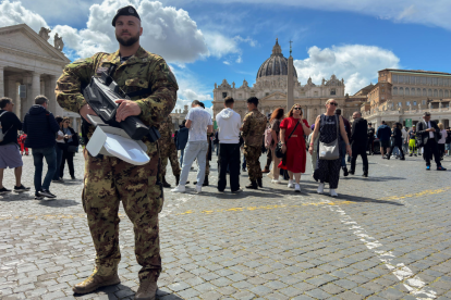 Un soldado del Ejército con un sistema antidrones en los alrededores de la plaza San Pedro del Vaticano, en el segundo de los tres días que la Basílica permanece abierta para que los fieles den el último adiós al papa Francisco.