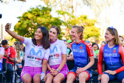 La quiteña Marcela Peñafiel (i), con el equipo Movistar Best PC, compitió en varias pruebas en El Salvador junto a ciclistas que incluso disputan el World Tour de damas.