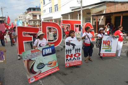 Una de las marchas de los gremios de trabajos donde solicitaron no más despidos.
