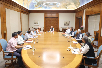 El primer ministro de la India, Narendra Modi (c),prometió identificar y castigar a los responsables del atentado que dejó 26 muertos en la Cachemira.