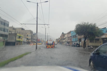 El agua cubrió los seis carriles de un tramo de la av. Teniente Hugo Ortiz, en Solanda, sur de Quito.