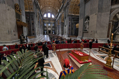 El público rinde homenaje al difunto Papa Francisco durante su velatorio en la Basílica de San Pedro, en la Ciudad del Vaticano.