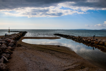 En la imagen de archivo, vista del 7 de febrero de 2022 de la desembocadura del Torrent Gros y del Emisario Torrent Gros en la Bahía de Palma. Unos 8,2 kilómetros cuadrados del lecho de la bahía de Palma próximos a los puntos de vertido de aguas residuales y depuradas están contaminados por metales pesados, según un estudio del Instituto Geológico y Minero de España (IGME). EFE/ Cati Cladera/Archivo