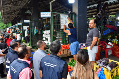 Ante la presencia de la autoridad los comerciantes borraron los precios altos para poner los referenciales.