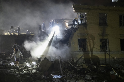 Rescatistas ucranianos trabajan en el lugar donde un cohete impactó la noche del 23 de abril de 2025, contra un edificio residencial en Kiev.