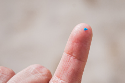 En la imagen de archivo, una persona muestra un trozo de microplástico.