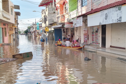 En el centro de Santa Lucía, la única forma de movilizarse es a través de canoas. Los vehículos no pasan. En el lugar todo permanece cerrado.