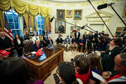 El presidente de Estados Unidos, Donald Trump con periodistas en la Oficina Oval de la Casa Blanca en Washington, DC, EE.UU., el 23 de abril de 2025.