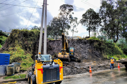 Personal y maquinaria de la Prefectura acudió al sitio para realizar las labores de evacuación del agua acumulada en la quebrada.