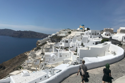 Santorini recibe menos turistas en abril de lo que acostumbra, tras la oleada de sismo.