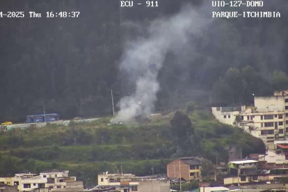 La tarde de este jueves 24 de abril, una columna de humo alarmó a los vecinos del sector Miraflores, al centro-norte de Quito