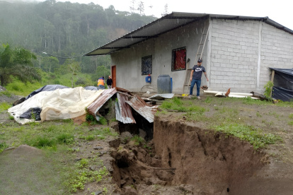 Una falla geológica, probablemente de más de 1.5 kilómetros de longitud, ha empezado a hundir lentamente la zona.