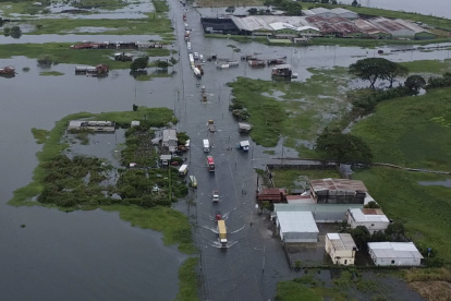 Por la vía Babahoyo-Jujan cruzan a diario decenas de vehículos pesados.