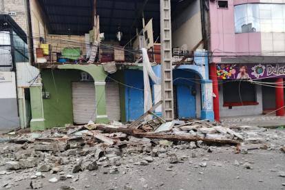 Viviendas sufrieron daños en su estructura luego del sismo de este viernes 25 de abril en Esmeraldas.