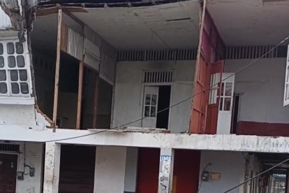 La parte frontal superior de una vivienda colapsó en la ciudad de Esmeraldas tras el fuerte sismo registrado la mañana de este viernes 25 de abril.