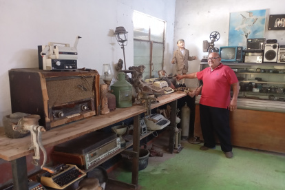 El restuarante de Fortunato Maruri en Playas, exhibe una gran cantidad de objetos de antaño que gustan a sus clientes.
