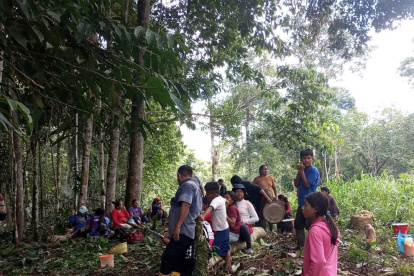 Durante las mingas cada familia aporta desde lo que tiene y asi contribuye a vivir mejor en l acomundiad
