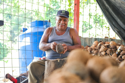 Roberto Quiñónez, un hombre de voz pausada y manos firmes que aprendió el oficio observando a su madre.