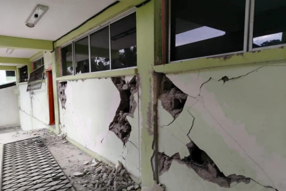 Peligro. El sismo registrado, a las 06:44, en Esmeraldas dejó grandes afectaciones, como las que ocurrieron en la Universidad Luis Vargas Torres; sus paredes sufrieron graves daños.