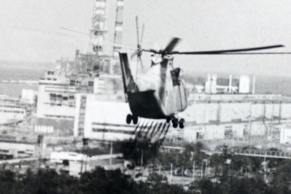 Un helicóptero se acerca a la planta nuclear de Chornobil para examinar los daños en el reactor nuclear en abril de 1986.