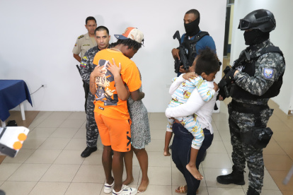 Jackson Rodríguez en el momento mismo que la Policía le entregó de regreso a su familia secuestrada.