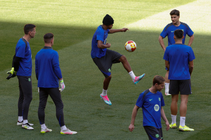 El delantero del Barcelona Lamine Yamal (c) durante un entrenamiento este viernes en Sevilla, en la víspera de la final de la Copa del Rey de fútbol que enfrenta a su equipo al Real Madrid en el estadio de la Cartuja.