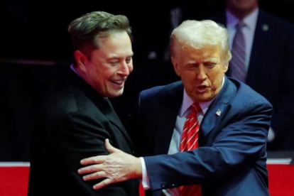 Elon Musk cofundador y líder de Tesla junto al presidente estadounidense Donald Trump