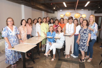 July de Auad, presidente de AVE, con el grupo de voluntarias.