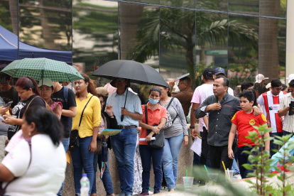 Fila. Ciudadanos esperan formar parte de la beca de inglés del Gobierno.