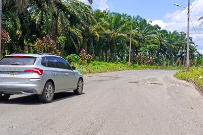 Huecos. Conductores lamentan la presencia de baches en la avenida Revolución Ciudadana. La vía está abandonada desde hace meses.